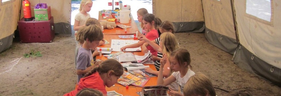 Kinderen aan lange tafel